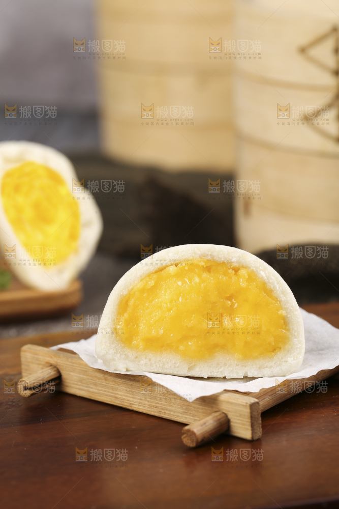 蒸笼里放着奶黄包