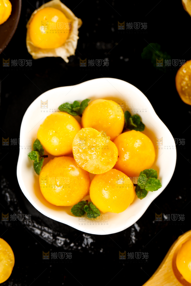 碟子里装着灯笼果