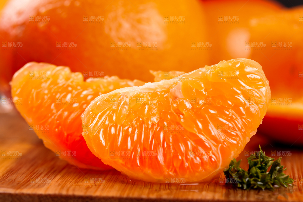 木底上的沃柑果肉