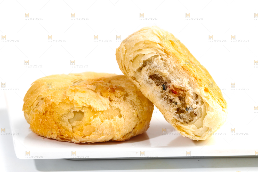 白底上放着一盘酥皮月饼