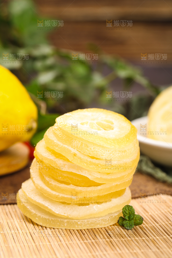 木底上的冻干柠檬片