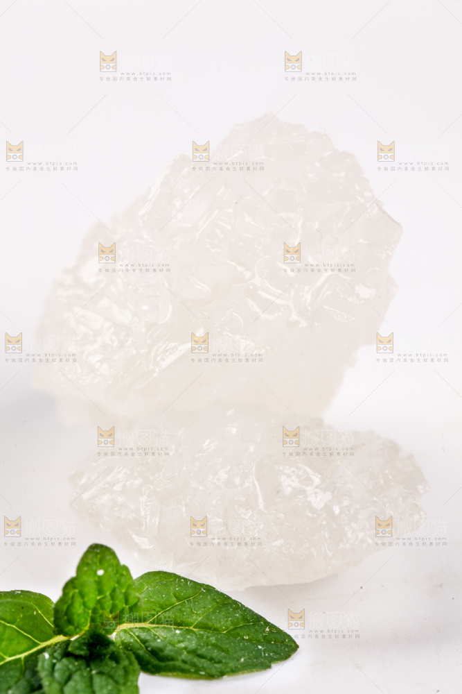 白底上摆放着多晶冰糖