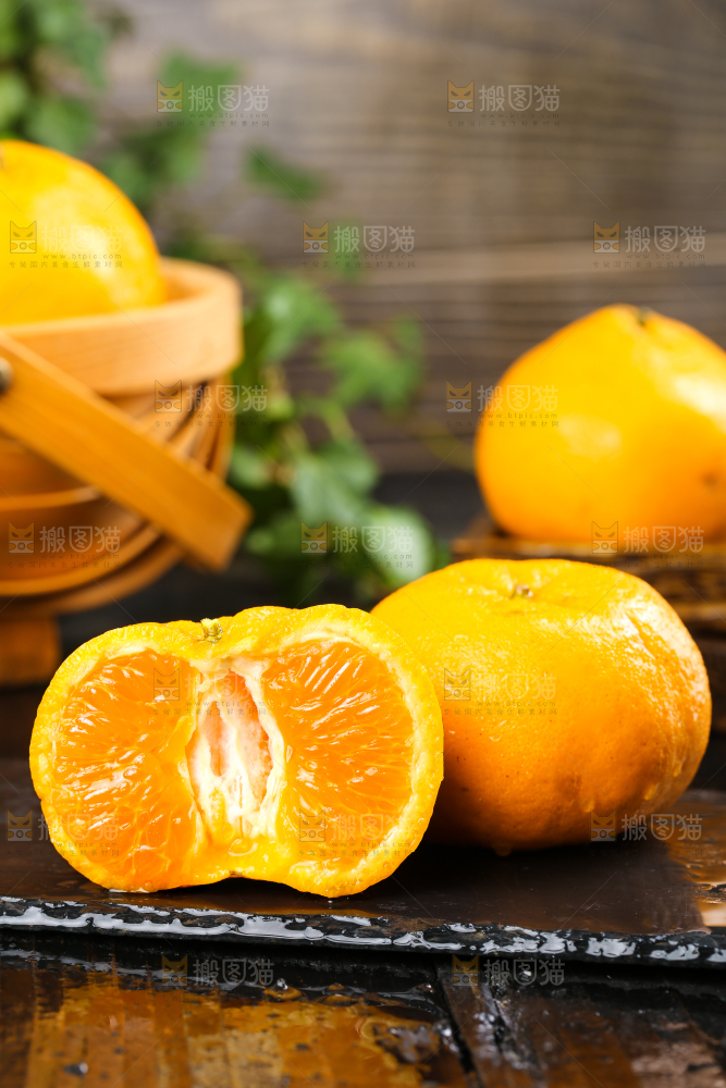 黑石板上的椪柑橘