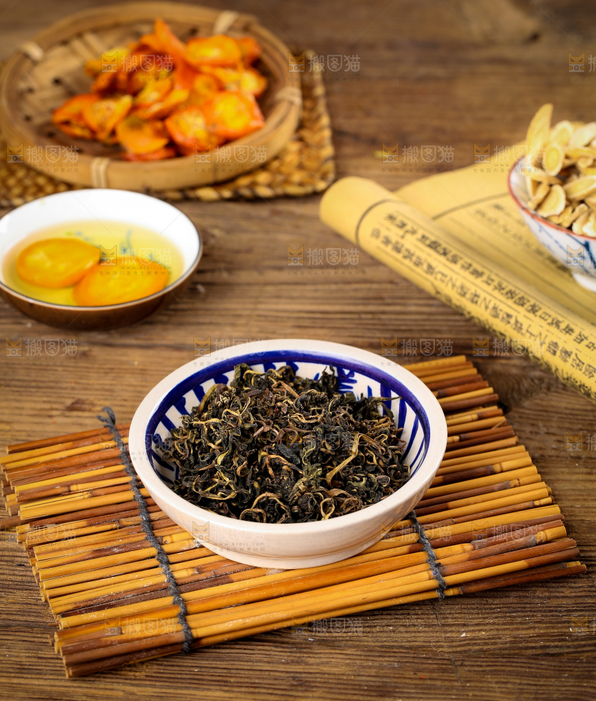 碟子里装着茶叶