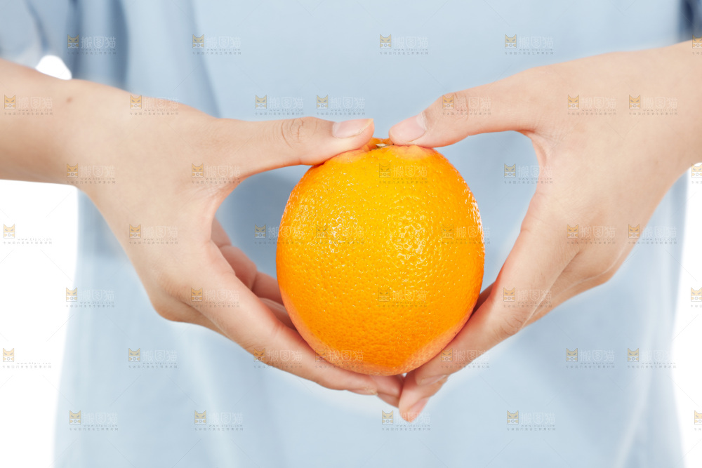 手里拿着橙子