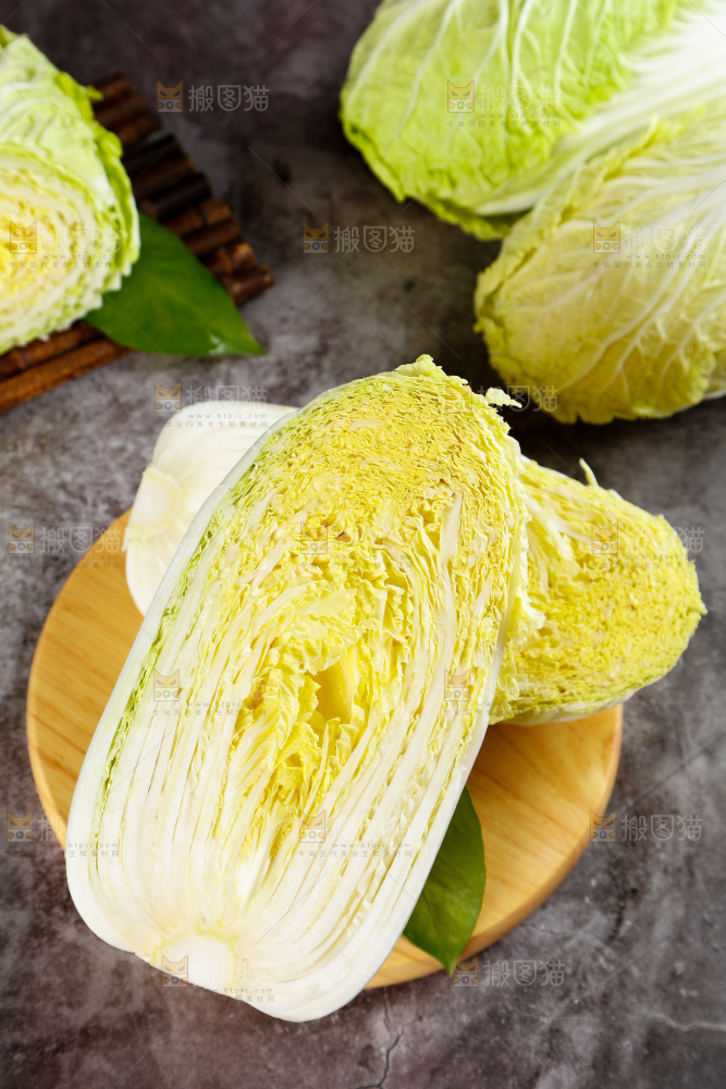 板上放着切开的大白菜