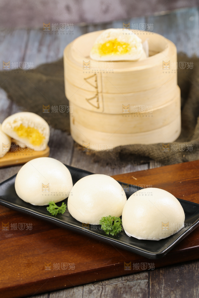 盘子里的奶黄馅包子