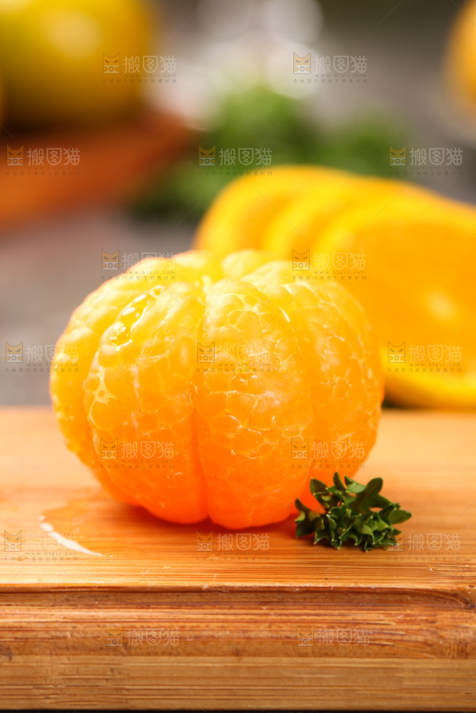 石板上放着切开的清香蜜桔