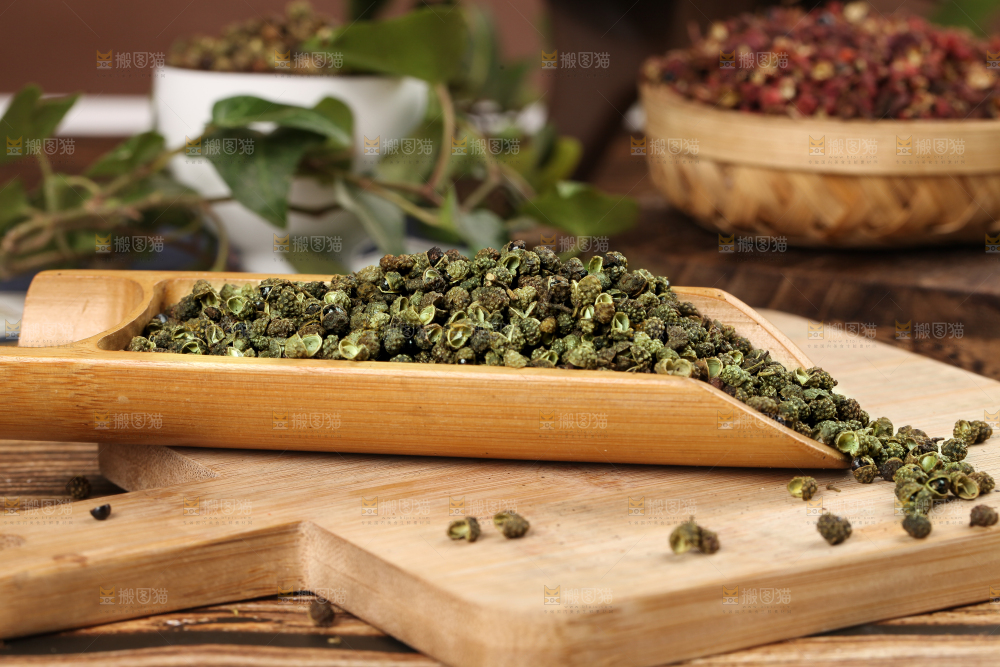 木板上的干青花椒