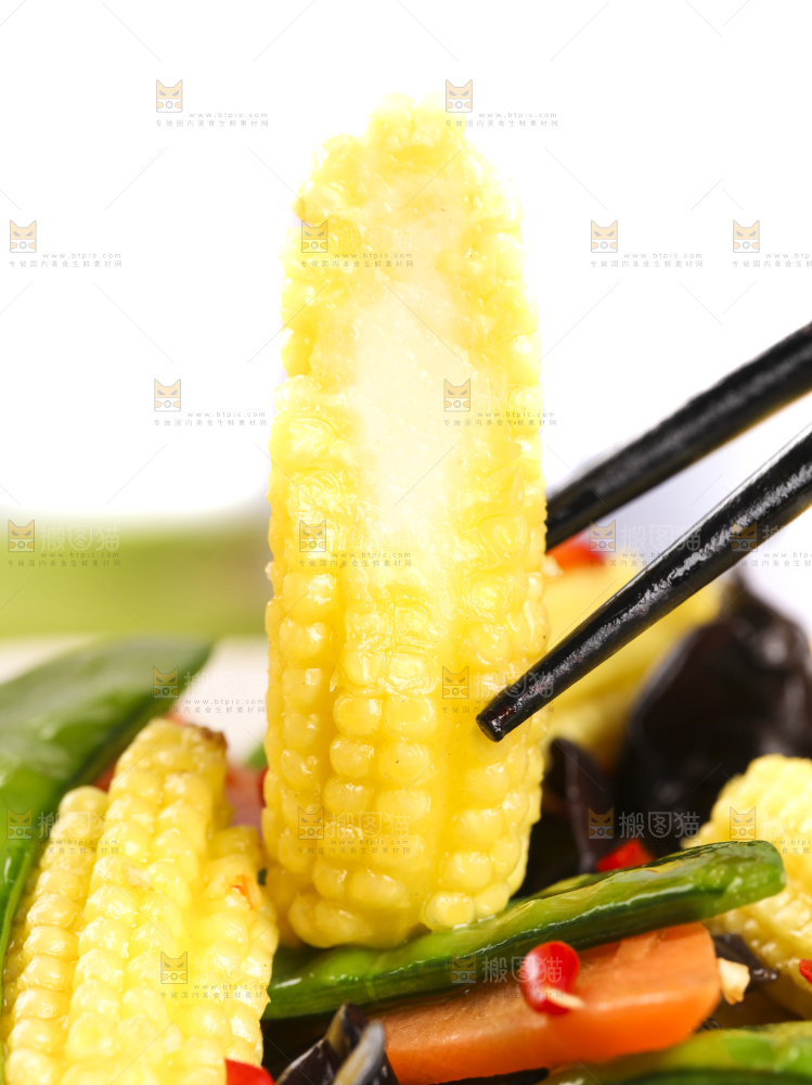盘里装着玉米笋炒木耳
