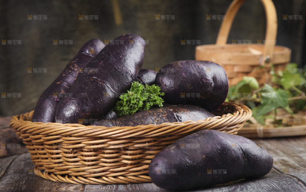 篮子里装着黑心紫皮土豆