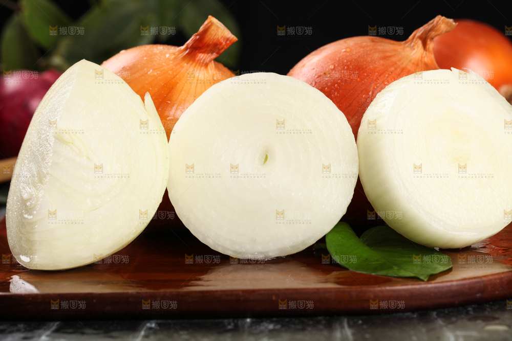 深底上放着黄皮洋葱