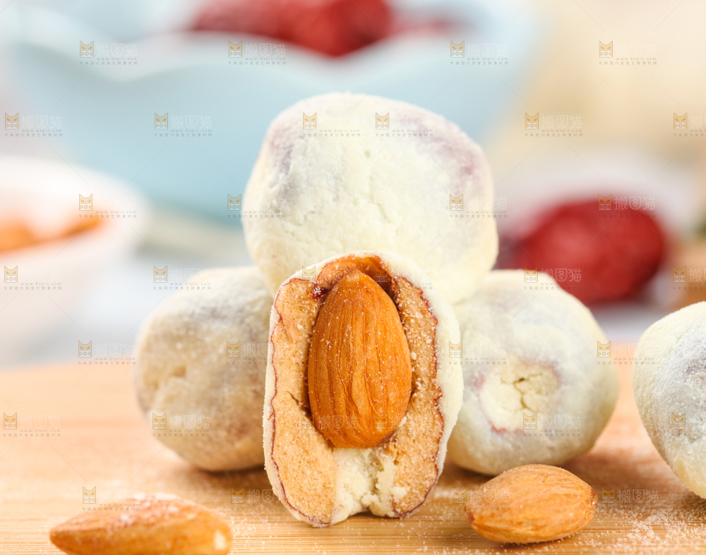 木底上切开的杏仁奶枣