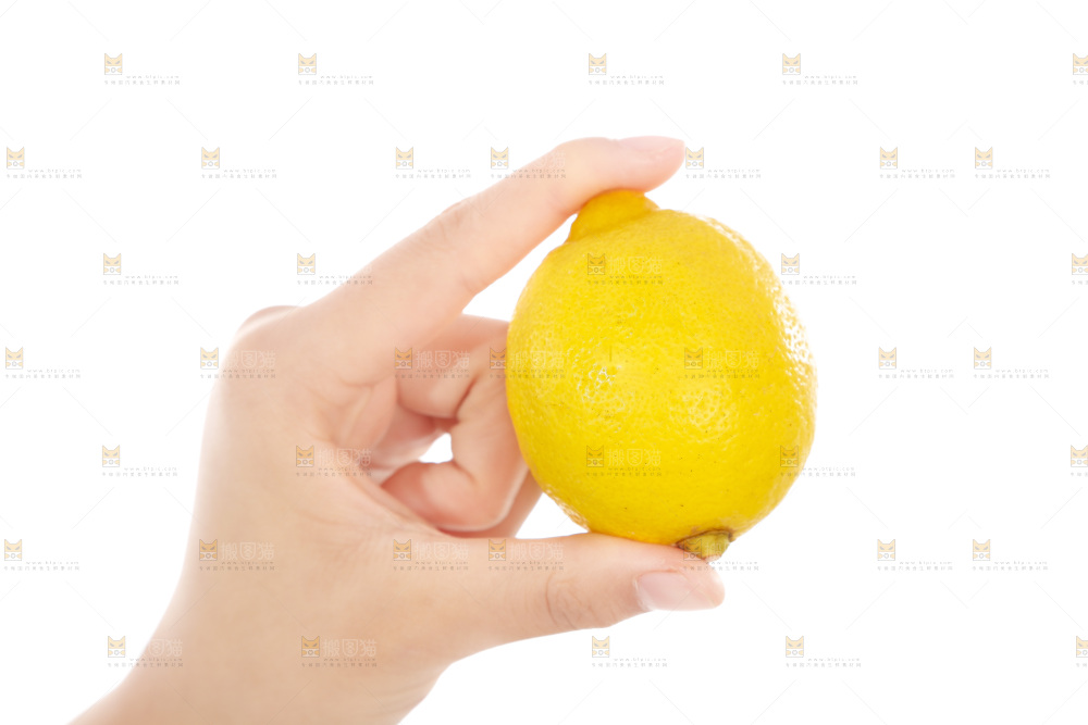 白底上手里拿着柠檬