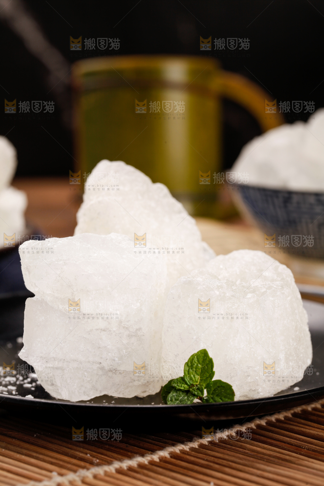 竹垫上摆放着多晶冰糖