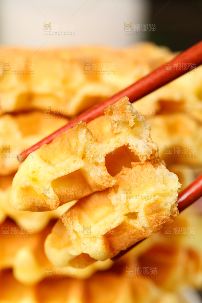 筷子夹着华夫饼