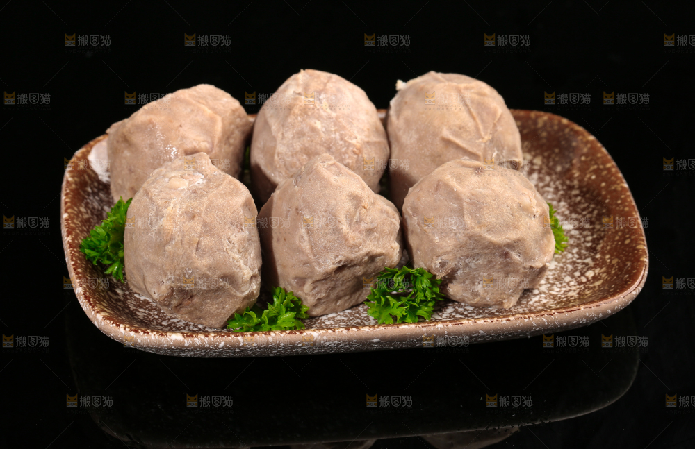 一盘潮汕牛肉丸放在黑底上