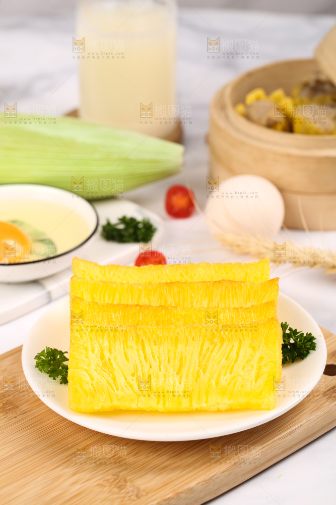 木板上摆放着椰汁黄金糕