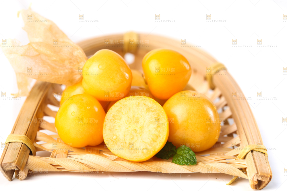 竹篮里放着菇娘果