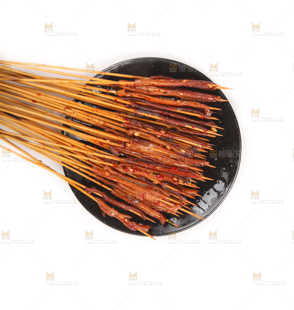 白底上放着鸭肠串