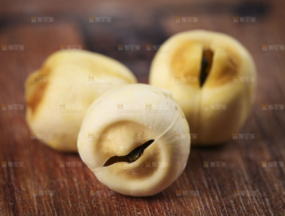 木板上放着干莲子