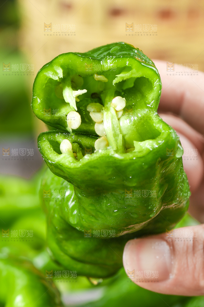 手拿青辣椒