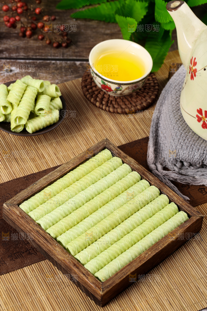 木盒里放着抹茶卷