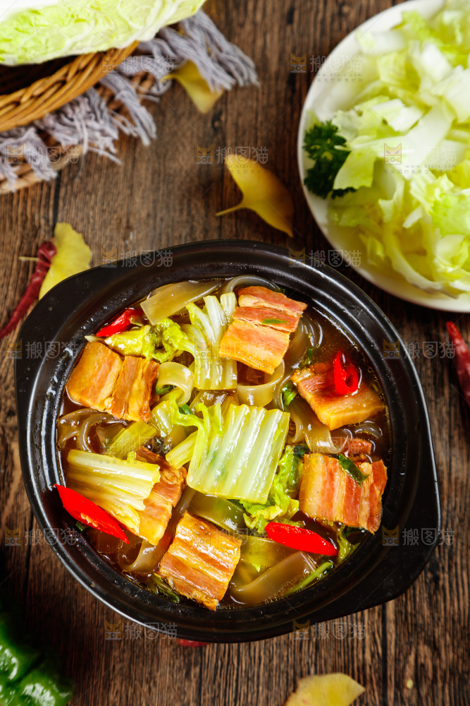 黑石板上放着一锅猪肉炖白菜