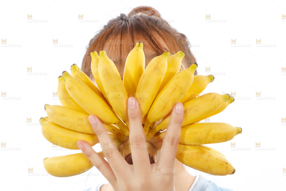 手里拿着小米蕉