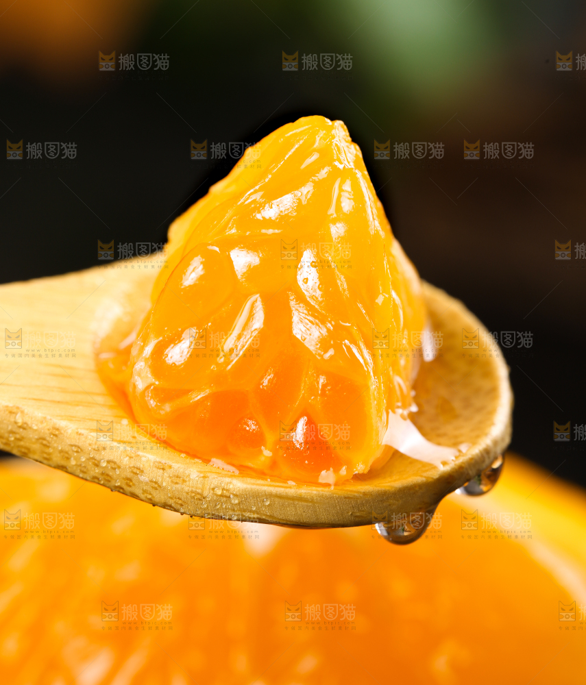 勺子里的芦柑果肉