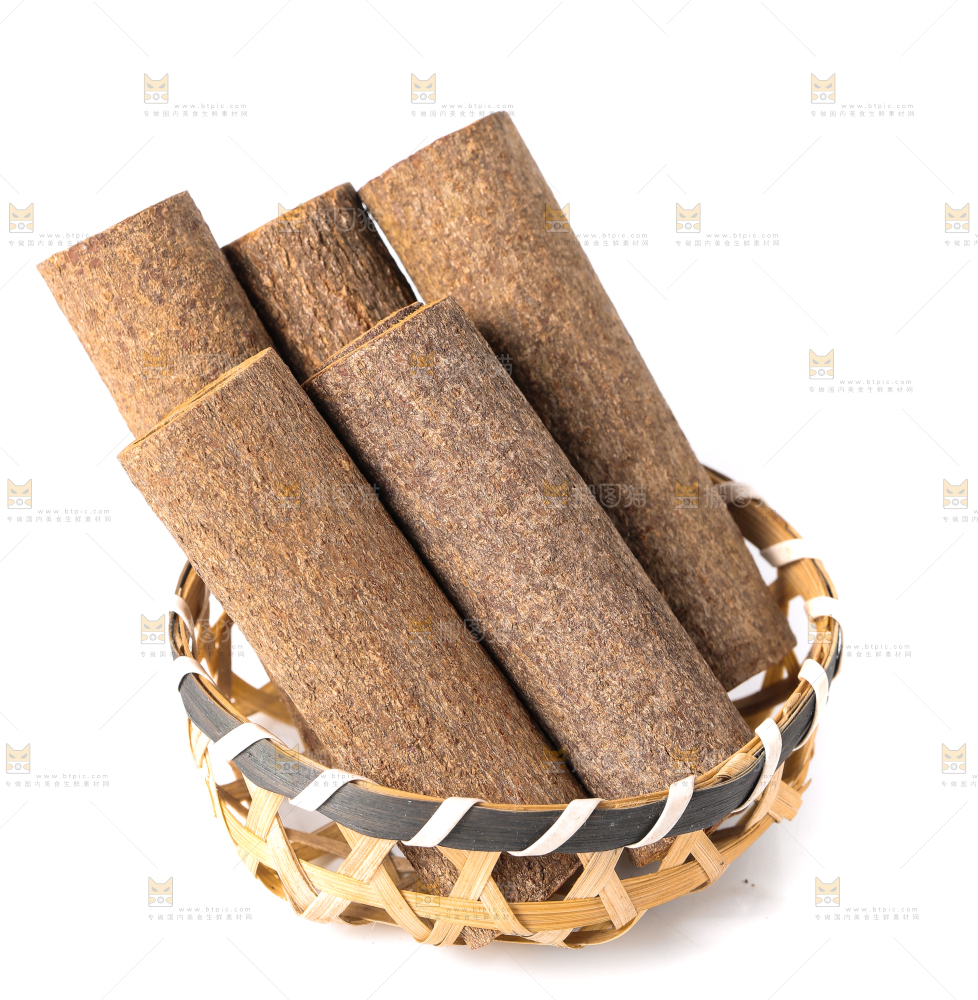 竹篮里放着干桂皮