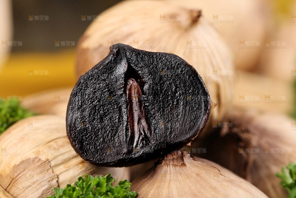 篮子里放着金乡黑蒜