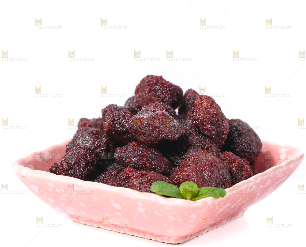 碟子里装着杨梅干