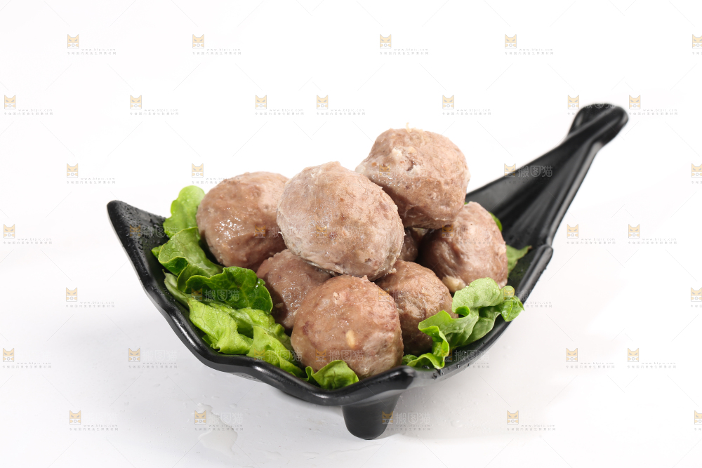一碗牛肉丸放在白底上