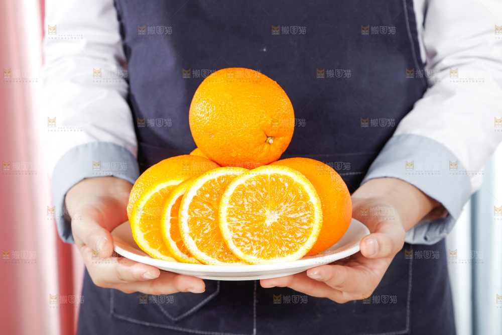 手里端着橙子