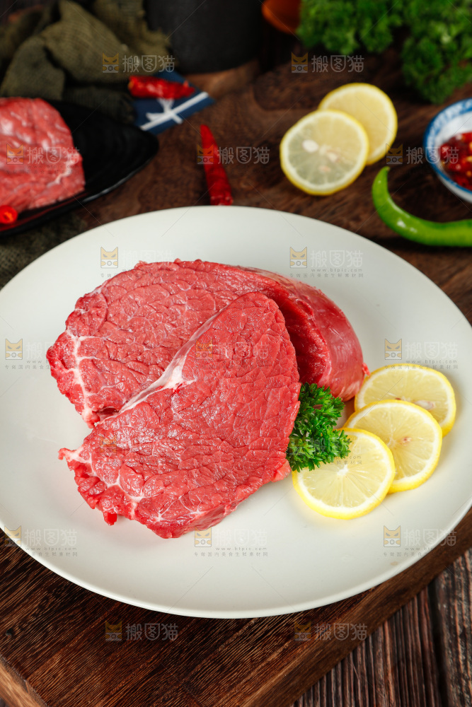 木底上放着一盘鲜牛肉