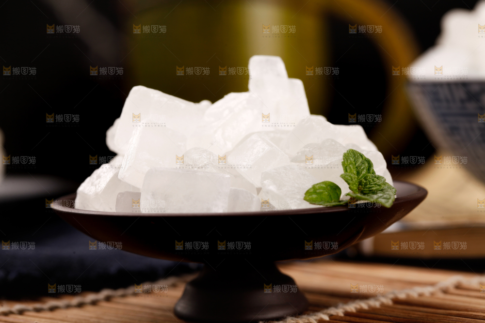盘子里装着单晶冰糖