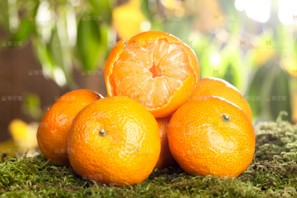 草地上放着包皮的砂糖橘