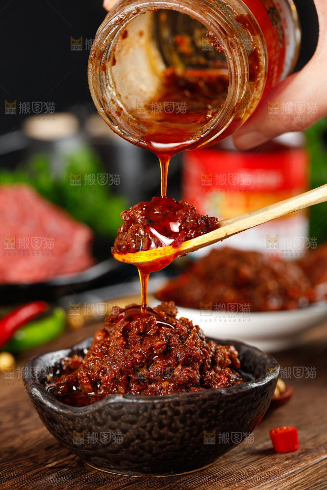 木底上放着一碗牛肉酱
