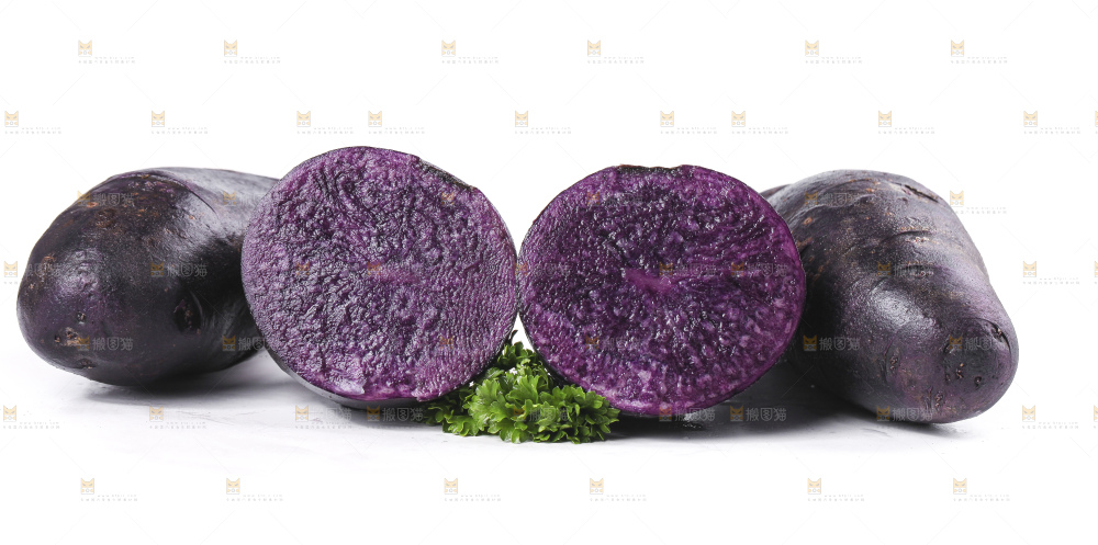 白底上摆放着紫色土豆