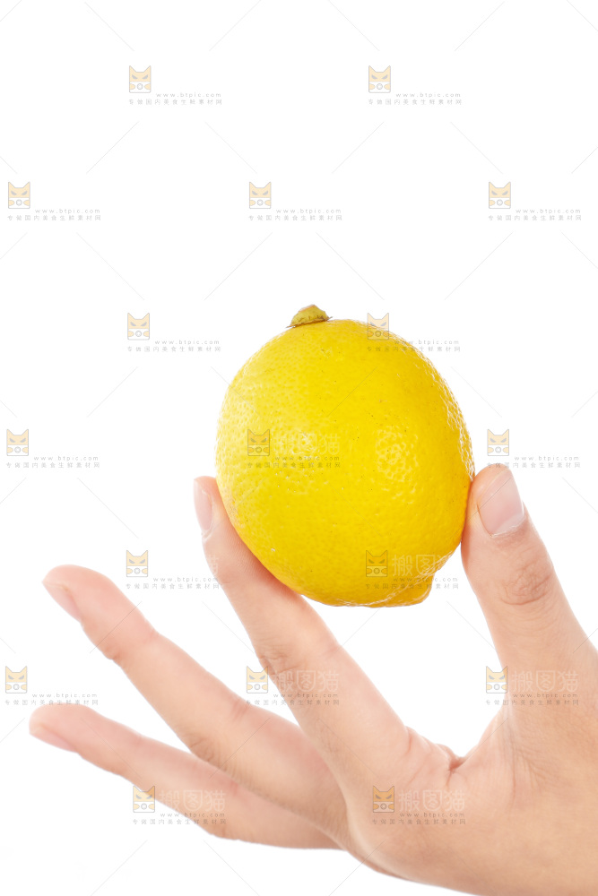 白底上手里拿着柠檬
