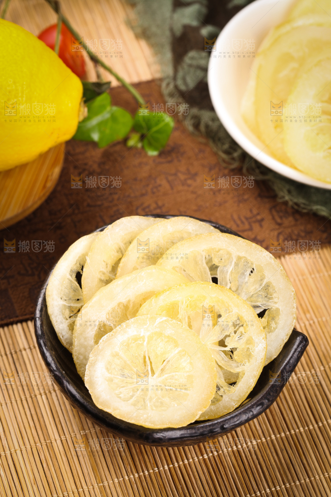 碗里装着干柠檬片茶