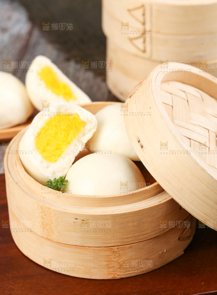 蒸笼里放着奶黄包