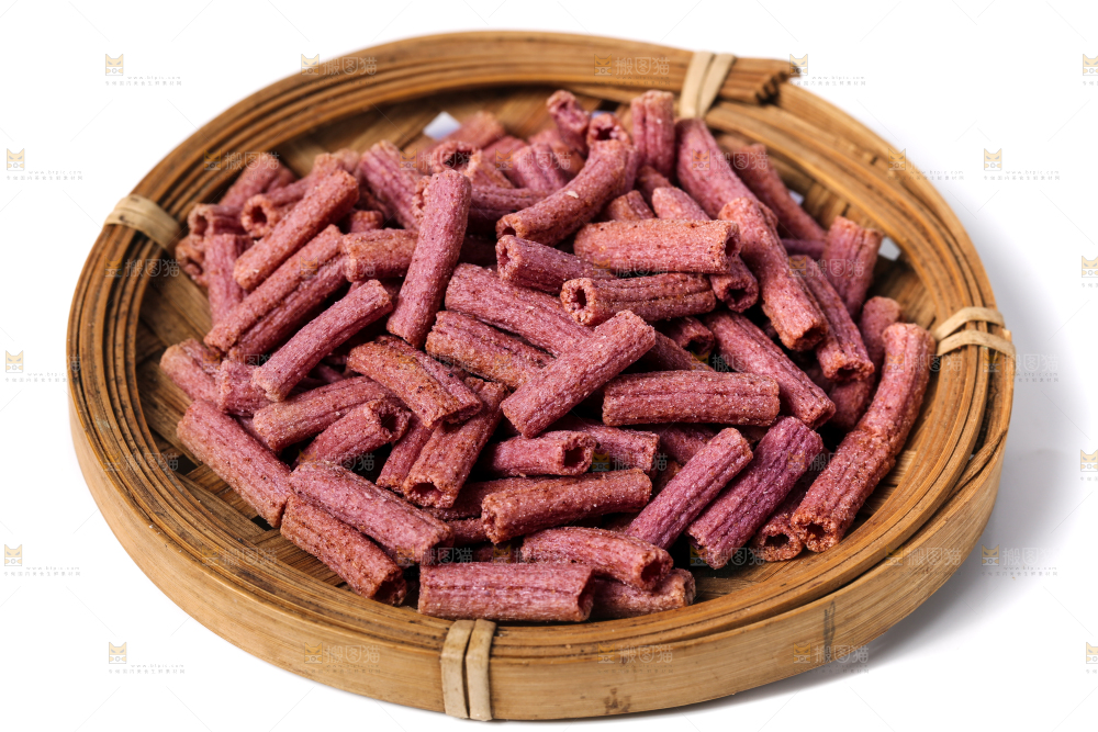 篮子里放着紫薯薯条