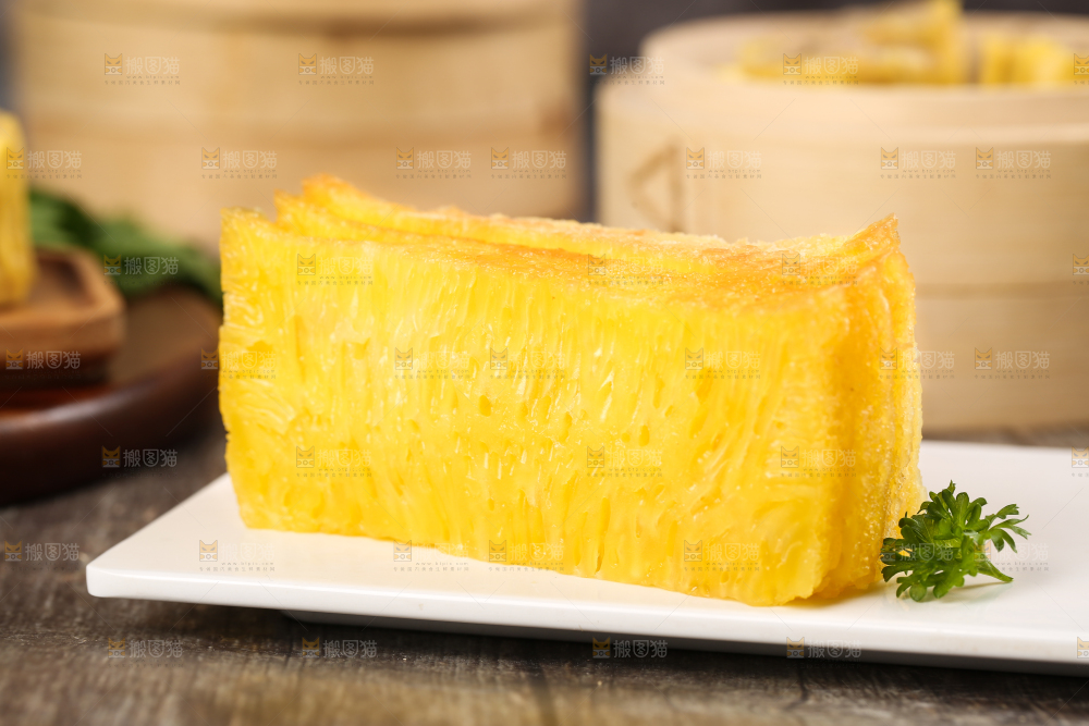 盘子里装着手工蒸糕