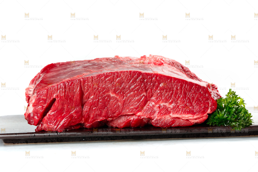 白底上放着一盘鲜牛肉