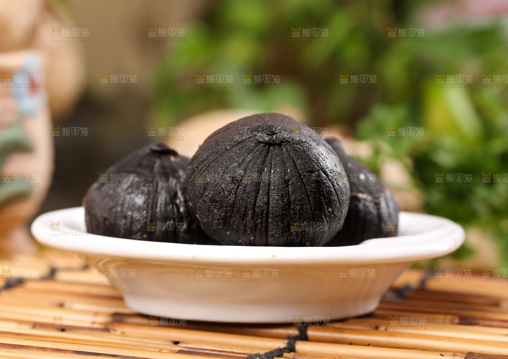 竹底上放着一盘黑蒜