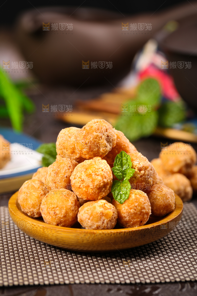 碟子里放着多味花生