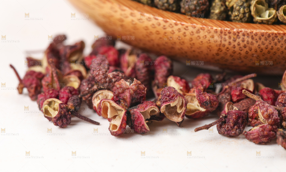 白底上放着红花椒