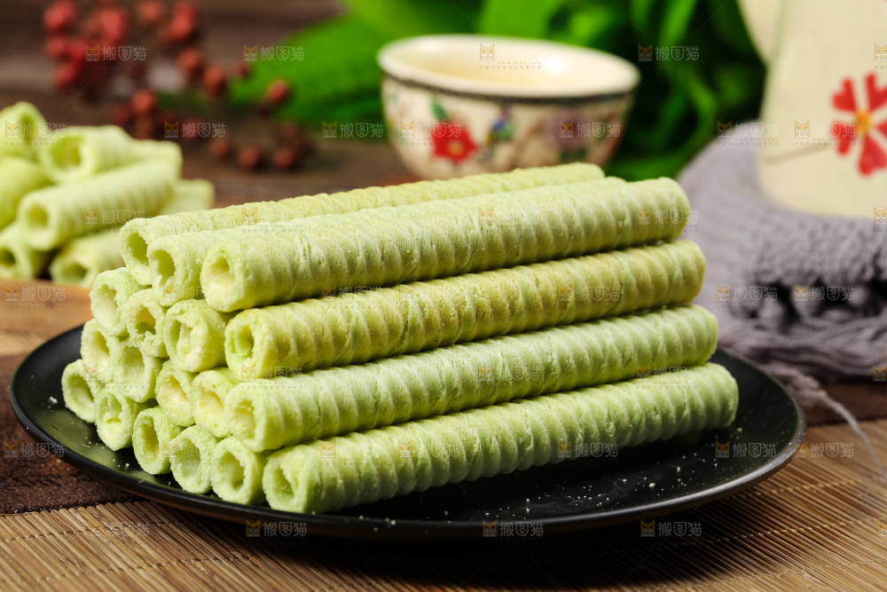盘子里放着抹茶卷